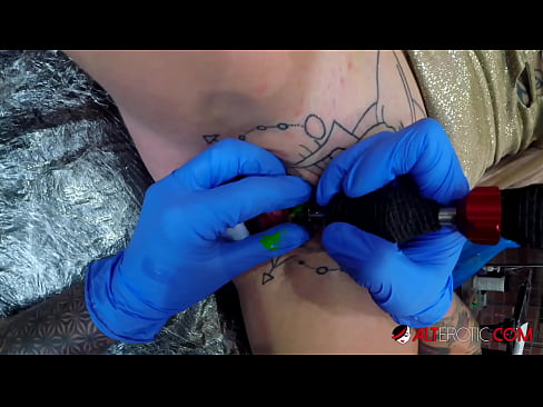 ❤️ Extreem getatoeëerde hottie Sully Savage kreeg een tatoeage op haar clitoris ❤️ Super porn at porn nl.com-milf-300.ru ❌️ ❌️❤